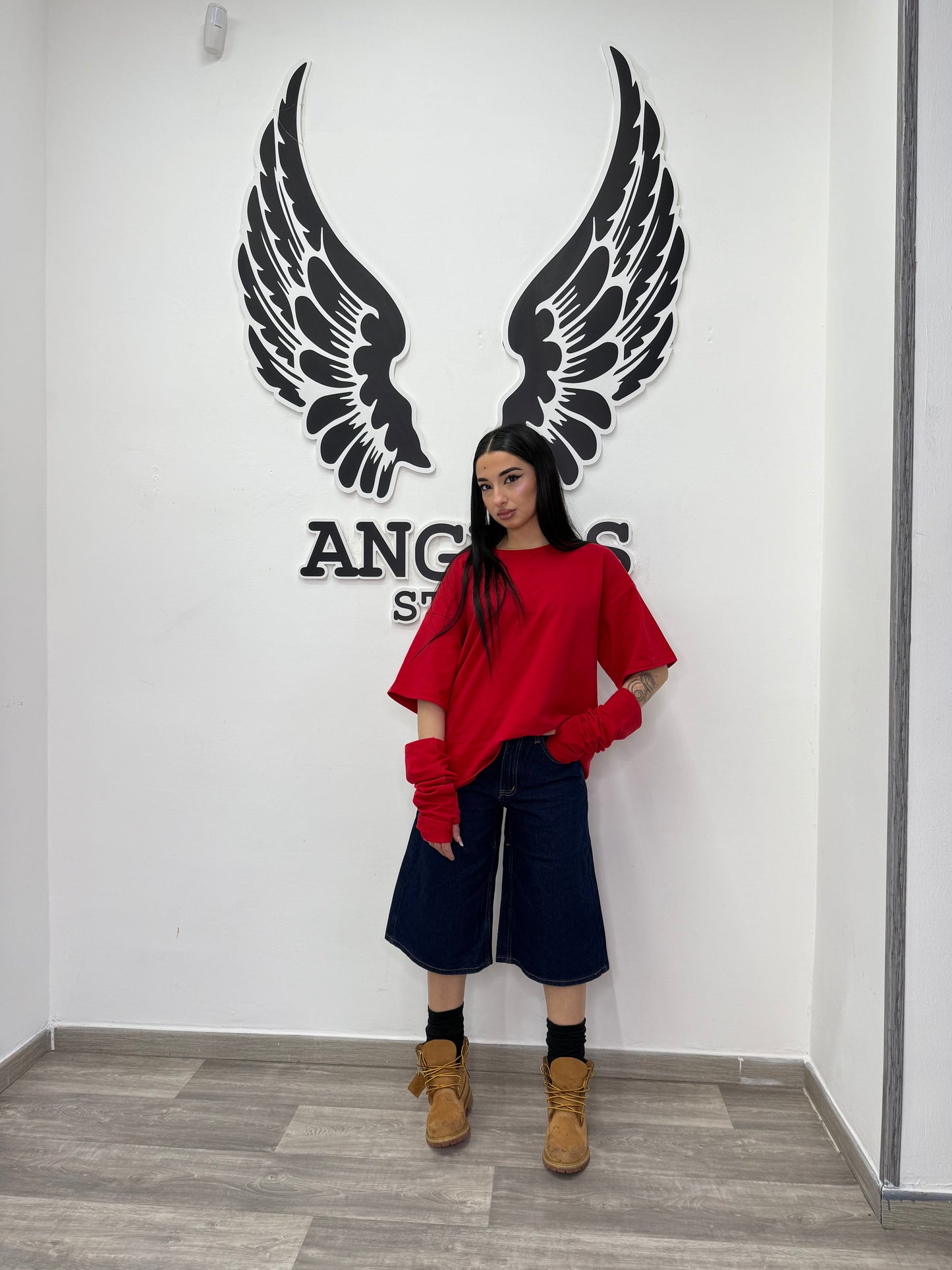 T shirt con guanti rossa